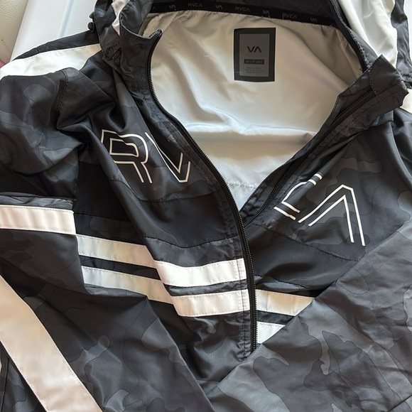 New RVCA camo windbreaker size XS - Picture 3 of 6